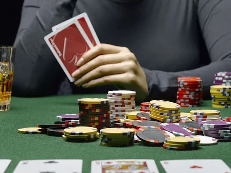 Bí kíp xử lý khi nhận bài rác Poker mà cược thủ nên biết